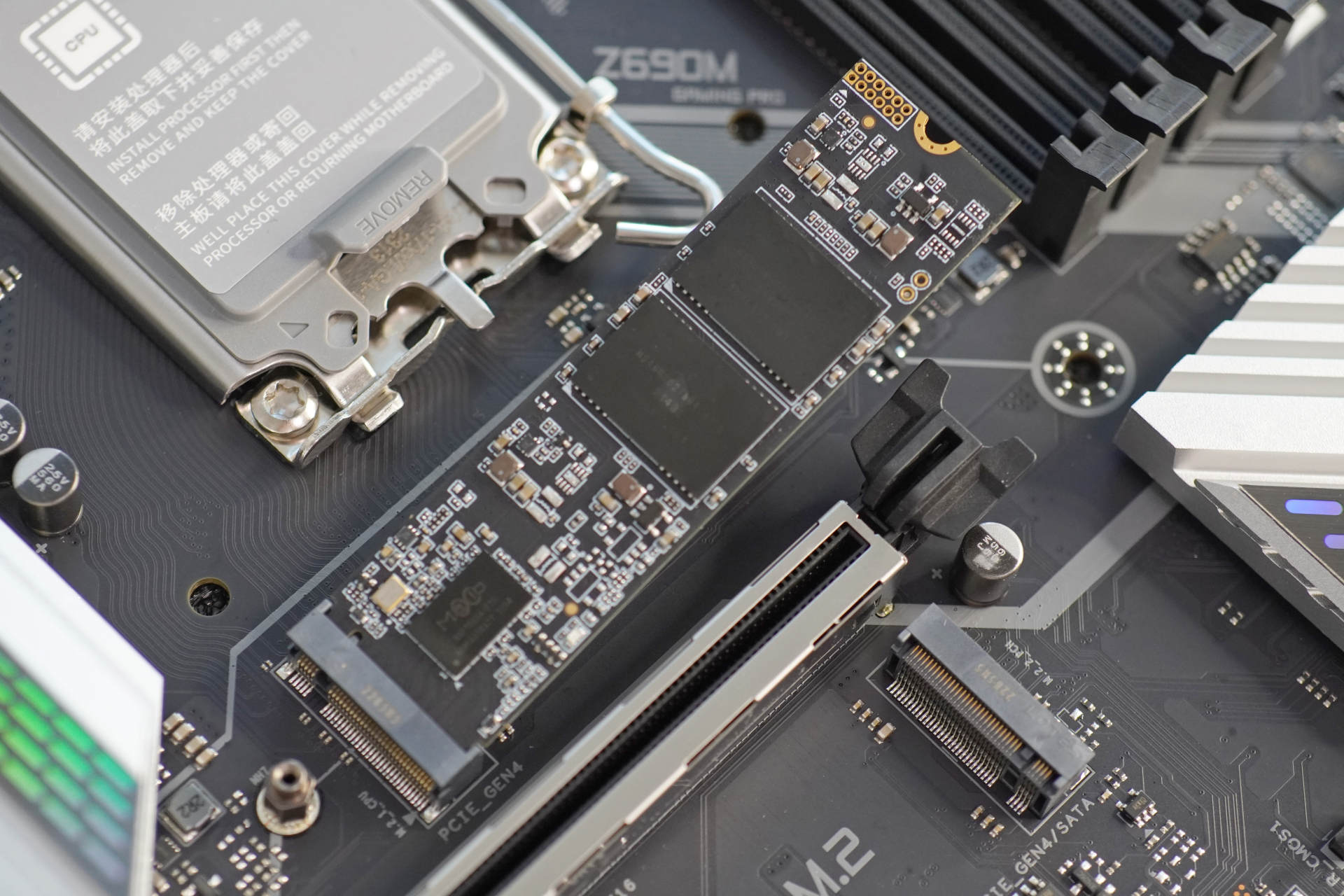 显卡局势不明朗的情况下，购入Z690和盖亚机箱，装机全新12代平台