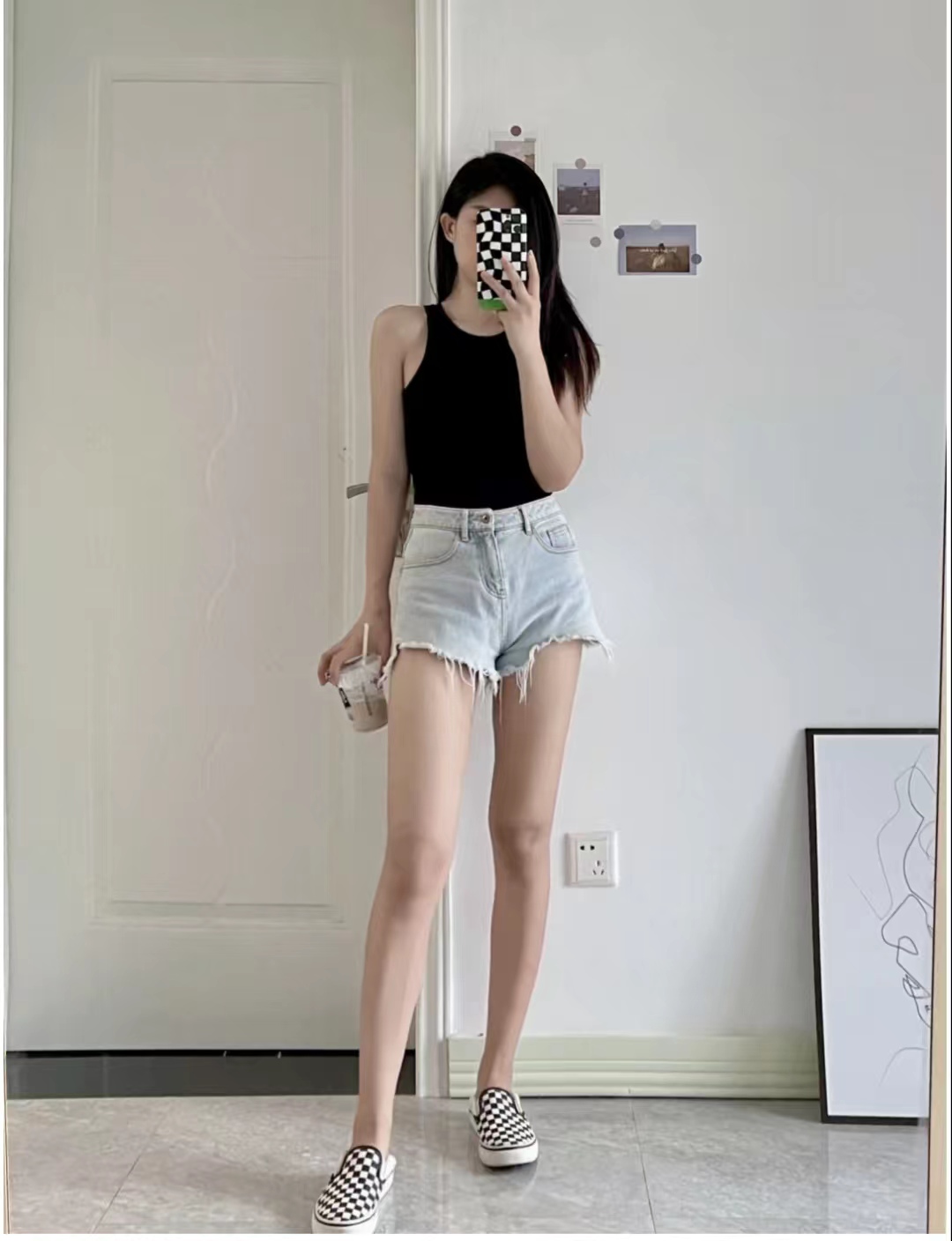 红色牛仔短裤搭配什么颜色上衣,微胖牛仔短裤搭配什么上衣