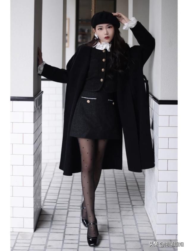 最近火了一种新穿法叫“黑丝+玛丽珍鞋”！难得一见的洋气、高级