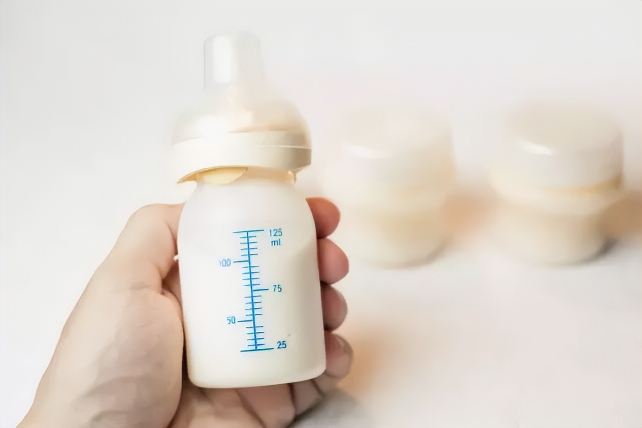 如何快速兑出适合冲奶粉的水,奶粉怎么冲底部不会有结块