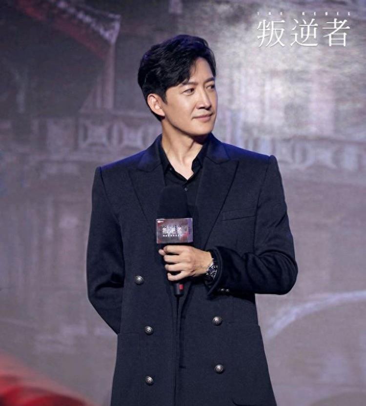 穿“黑衬衫”好看的男明星，只服这7位，个个长身玉立，贵气逼人