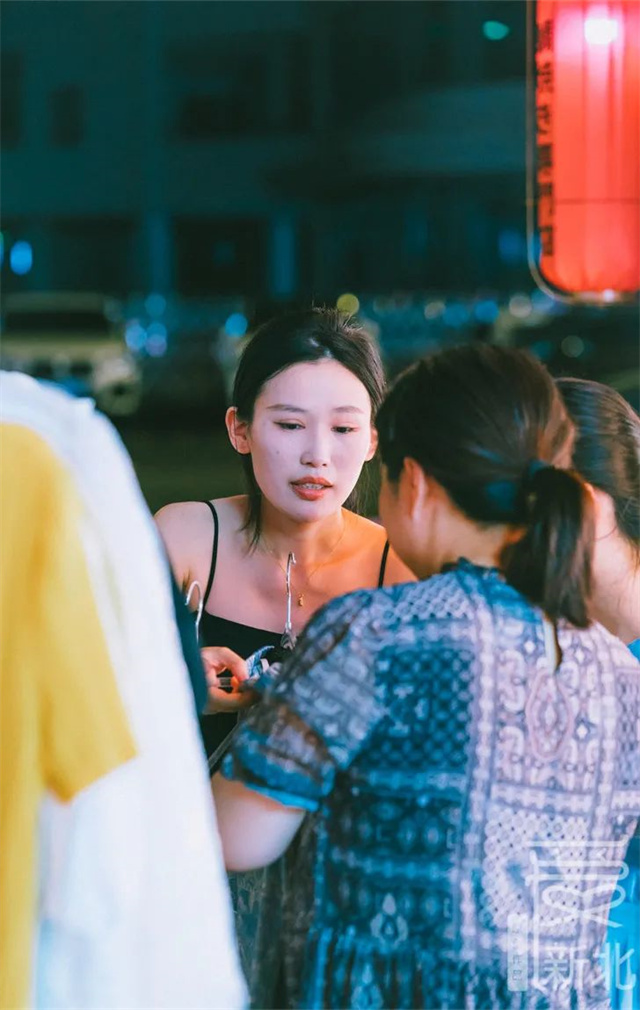 仲夏夜,逛“井井有条街·青年创业集市”,有生活有晚风也有故事……