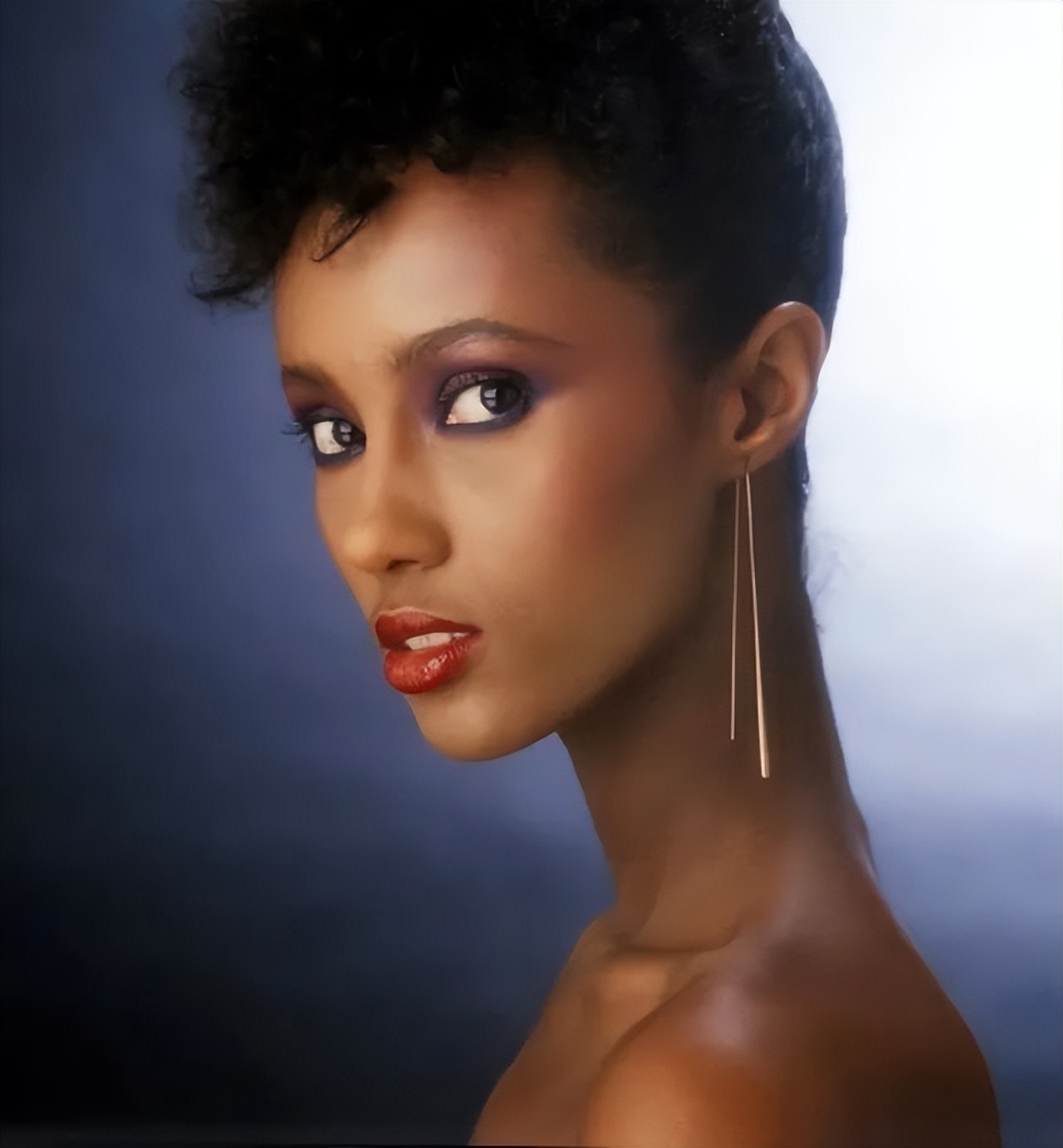 她真的做到了身居茅屋眼观全球，脚踩污泥胸怀天下！