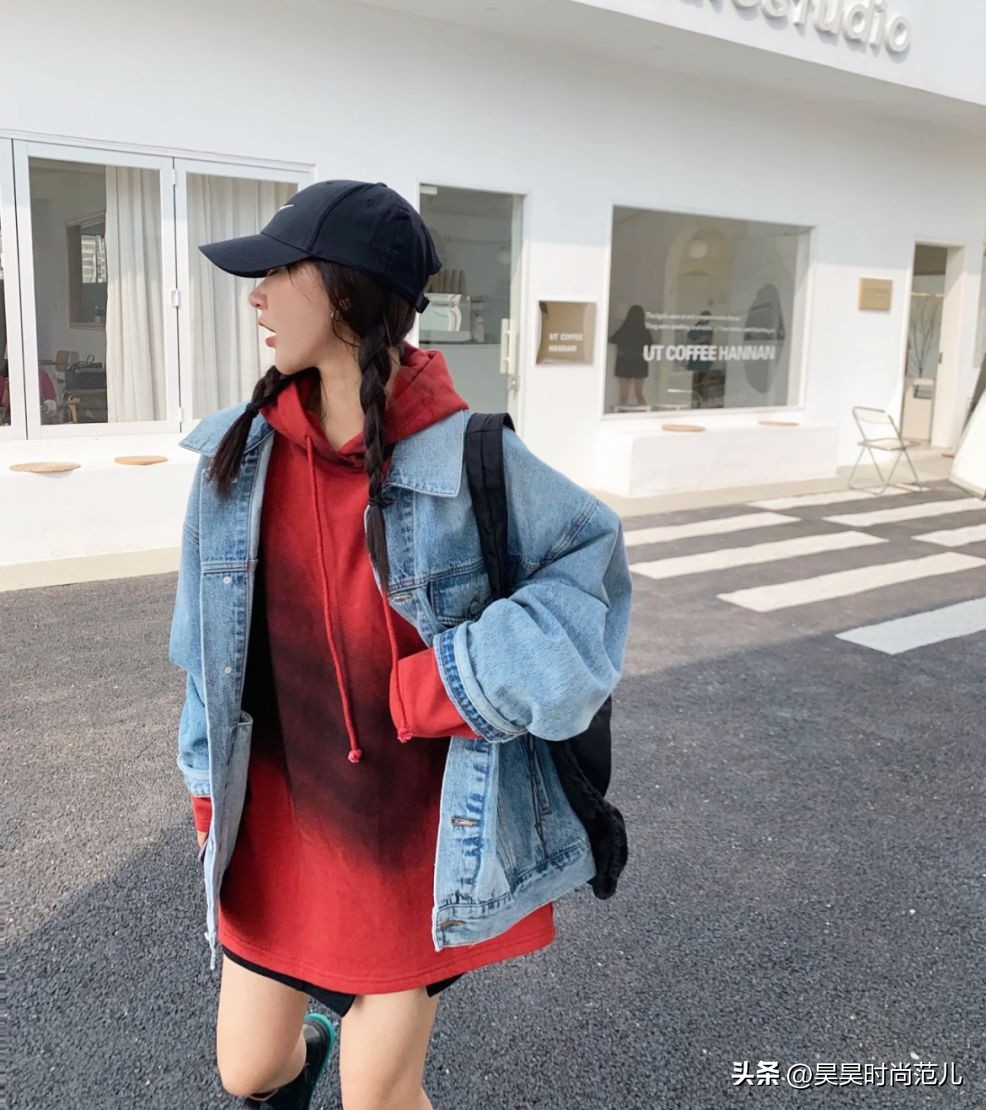 卫衣搭配外套的穿搭春款,矮个子初春风衣卫衣搭配