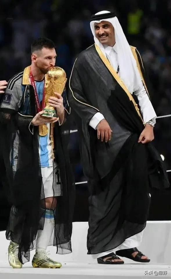 梅西昨晚球王登基，黑袍抢戏！网友：颜色不好看，不喜庆？