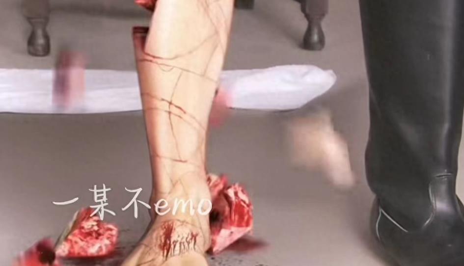 胸罩*点露**,花式泳衣,这些辣眼睛的操作,导演肚子里没一点墨水吗