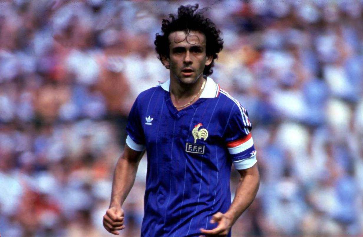 法国男足在卡塔尔的下机照火了：全是黑人，以为非洲球队来了