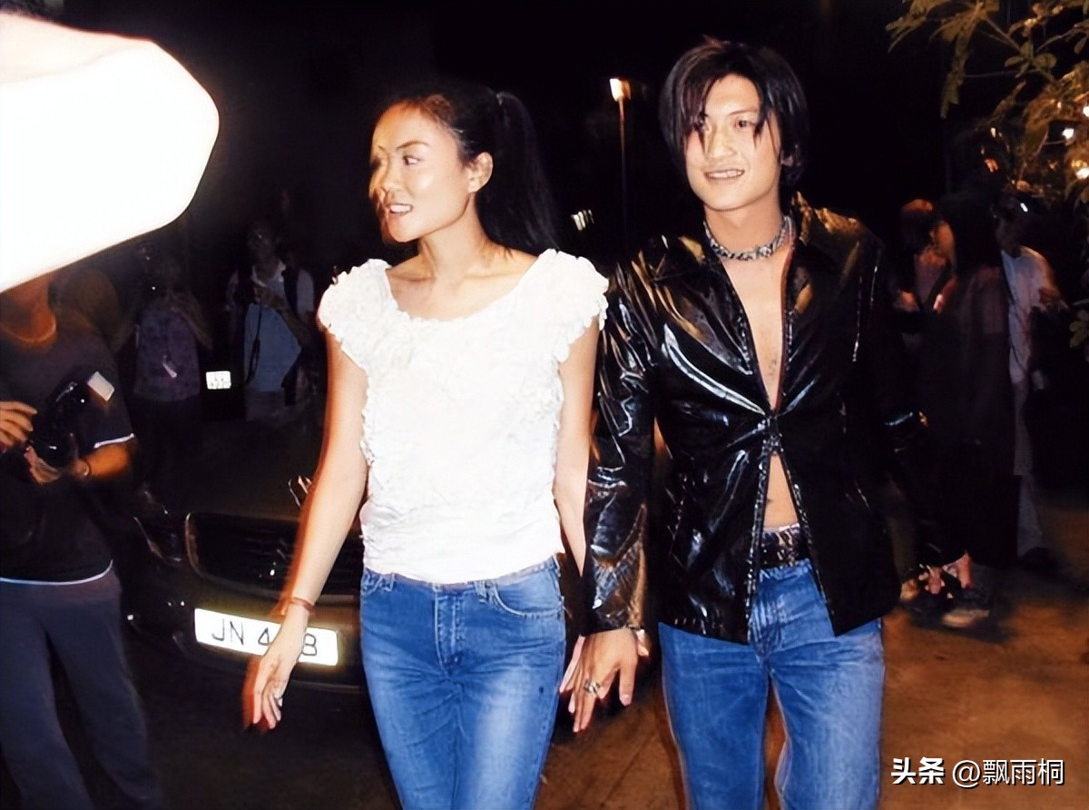 王菲谢霆锋机场牵手：时隔23年，爱情不只是传奇而已