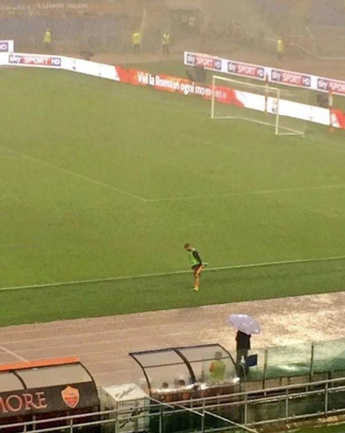 大雨中的足球比赛名场面,大雨足球比赛解说