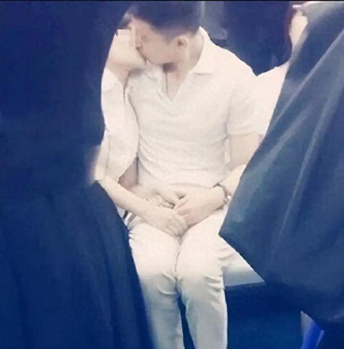 上海地铁情侣不当行为曝光：皮包遮住手*处私**引起关注