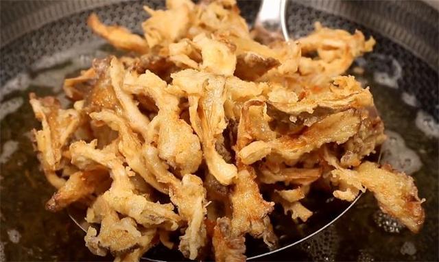 炸蘑菇用面粉还是淀粉,炸蘑菇到底用面粉还是淀粉