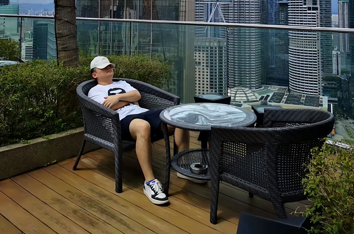 我，80后重庆人，到马来西亚开火锅店爆火，当地人吃免费蘸料上瘾