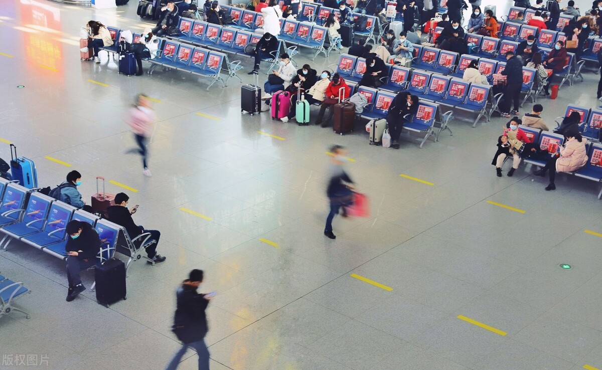 铁路职工拿工作证，可以带家属免费坐火车？