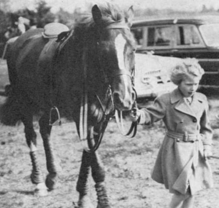 查尔斯和安妮公主兄妹情深,安妮公主和菲利普亲王小时候