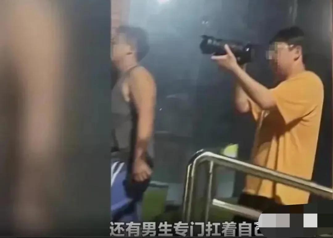 四川传媒学院被曝出丑闻，情侣在教室内偷偷开车，4分5秒正片流出