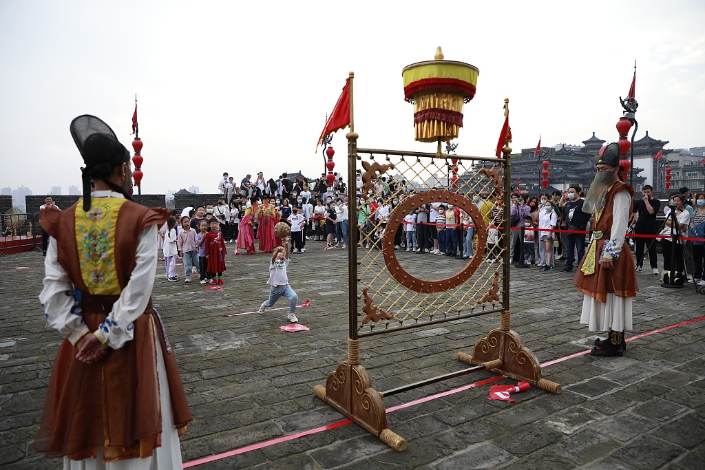 宋朝的蹴鞠是最早的足球吗,我国蹴鞠最早用什么做的