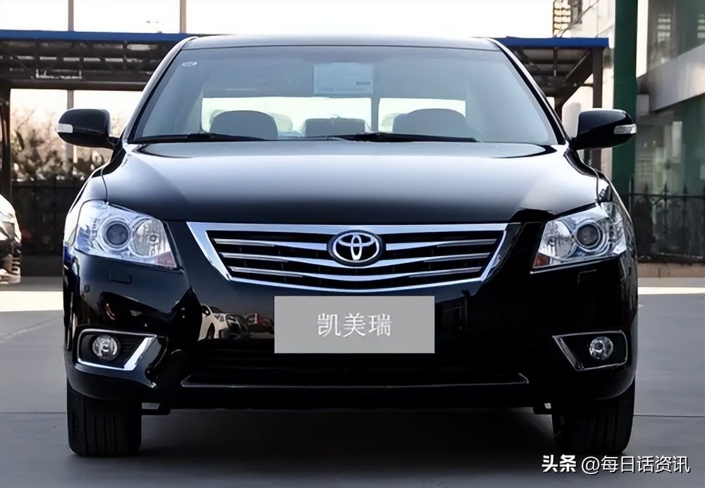 凯美瑞10代，应该是最好看的一代了，到处透着一股大气的商务风