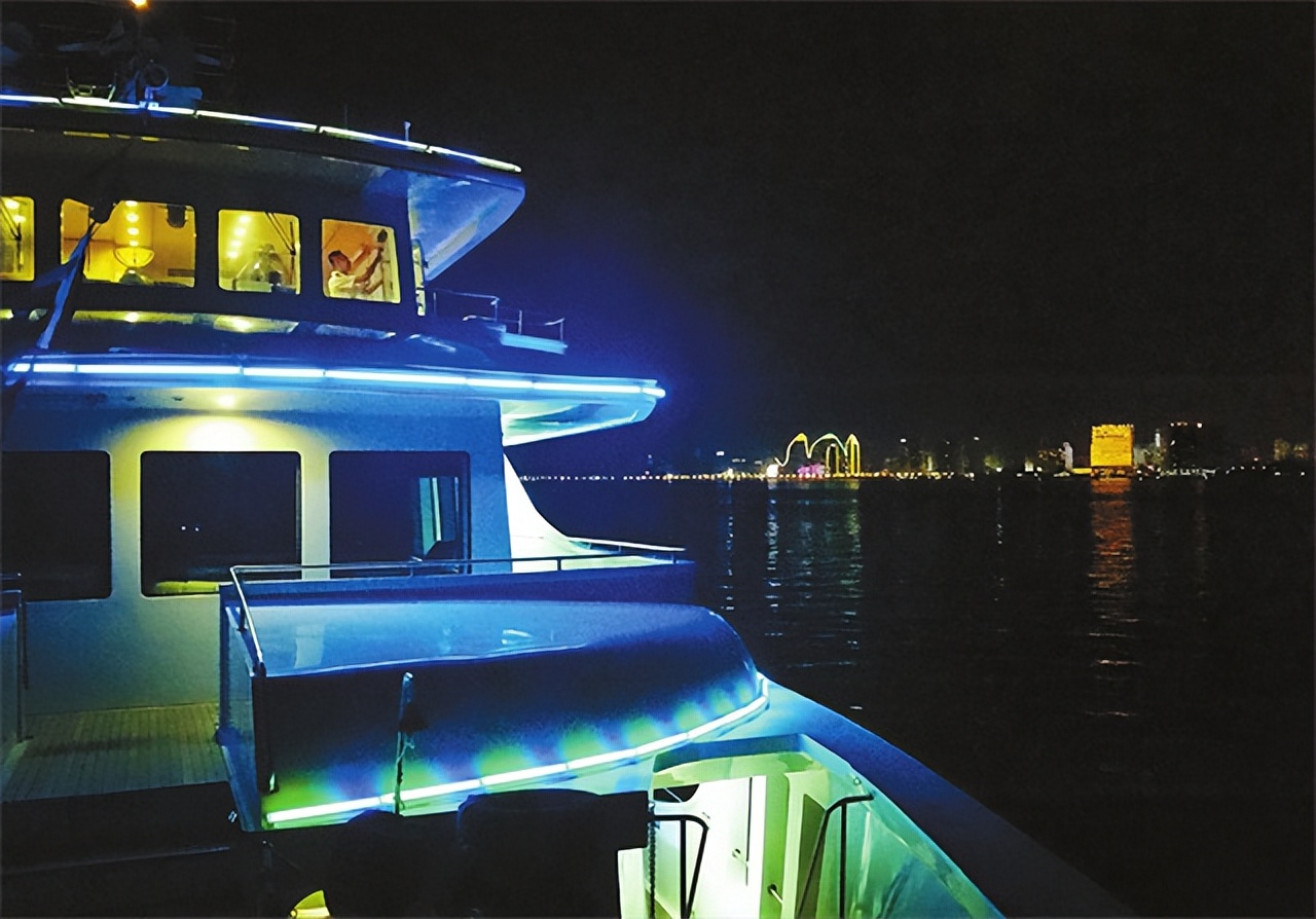 一晚赚上万，戛纳电影节钱色交易，成欧洲“高级陪客”赚钱天堂