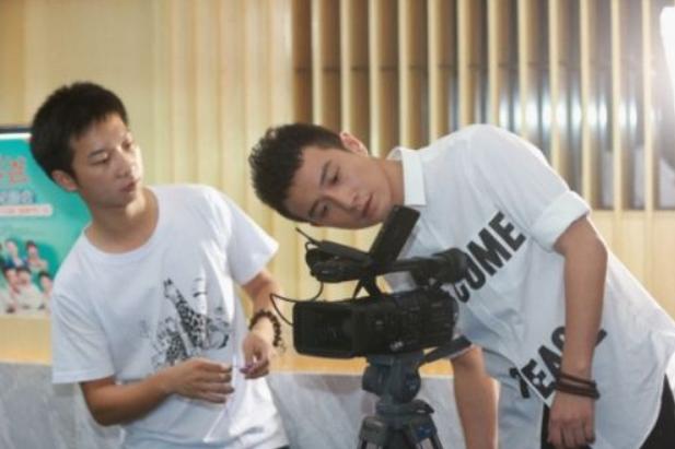 成龙谈论小鲜肉不能吊威亚,我看你有戏成龙说吊威亚张国立