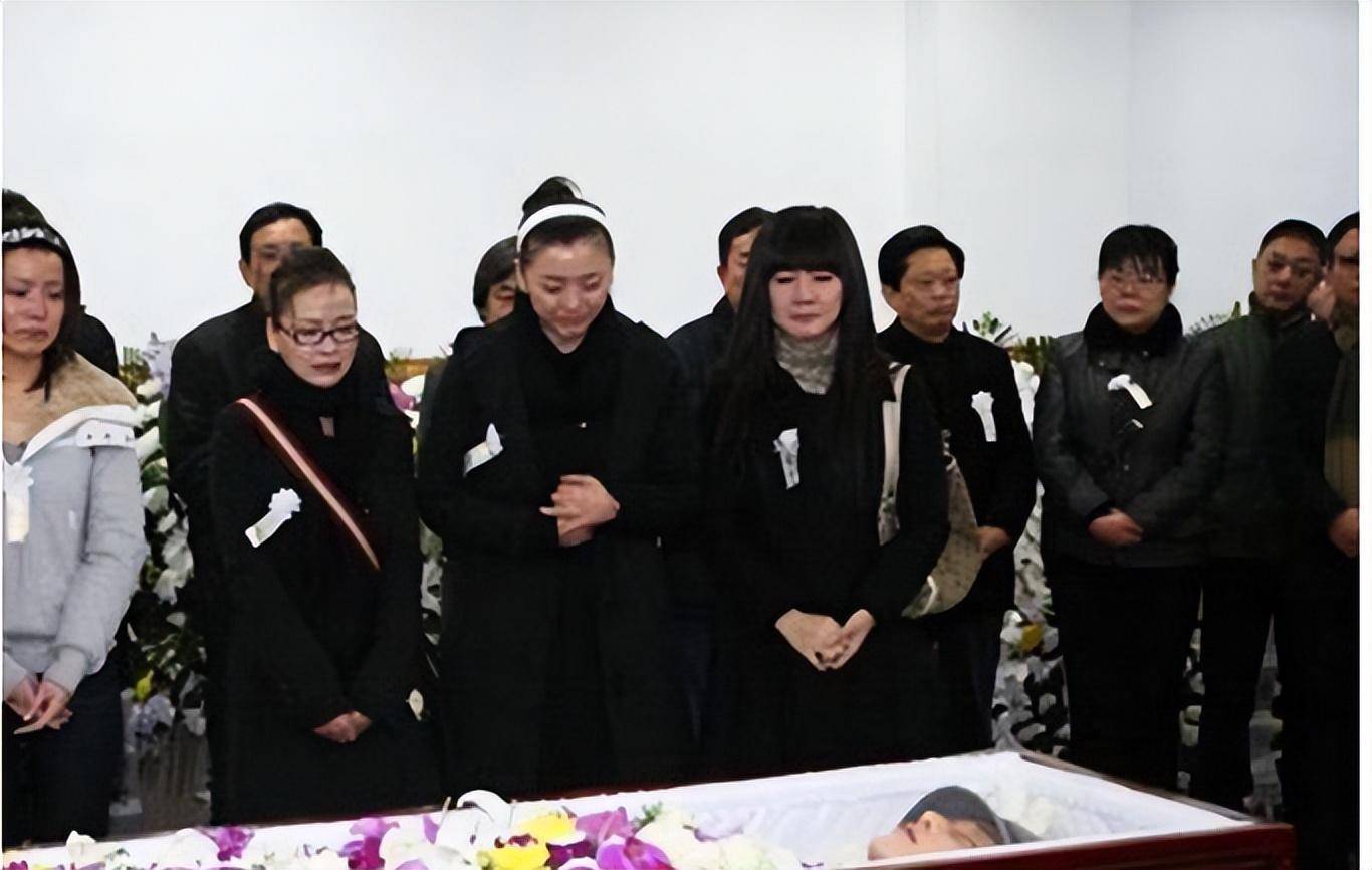 割喉去世的案例,被捅刀身亡的10位明星