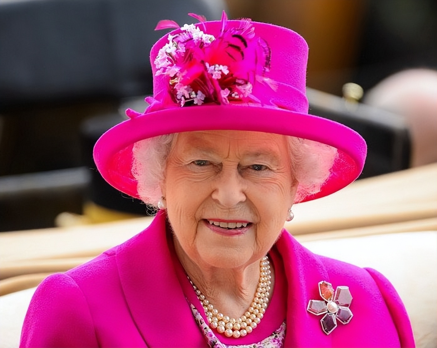 安妮海瑟薇红发造型亮相,安妮海瑟薇芭比粉色晚礼服