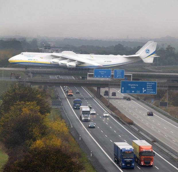 79个难得一见照片，飞机释放烟雾弹，逃票的女乘客，飞翔的蝙蝠