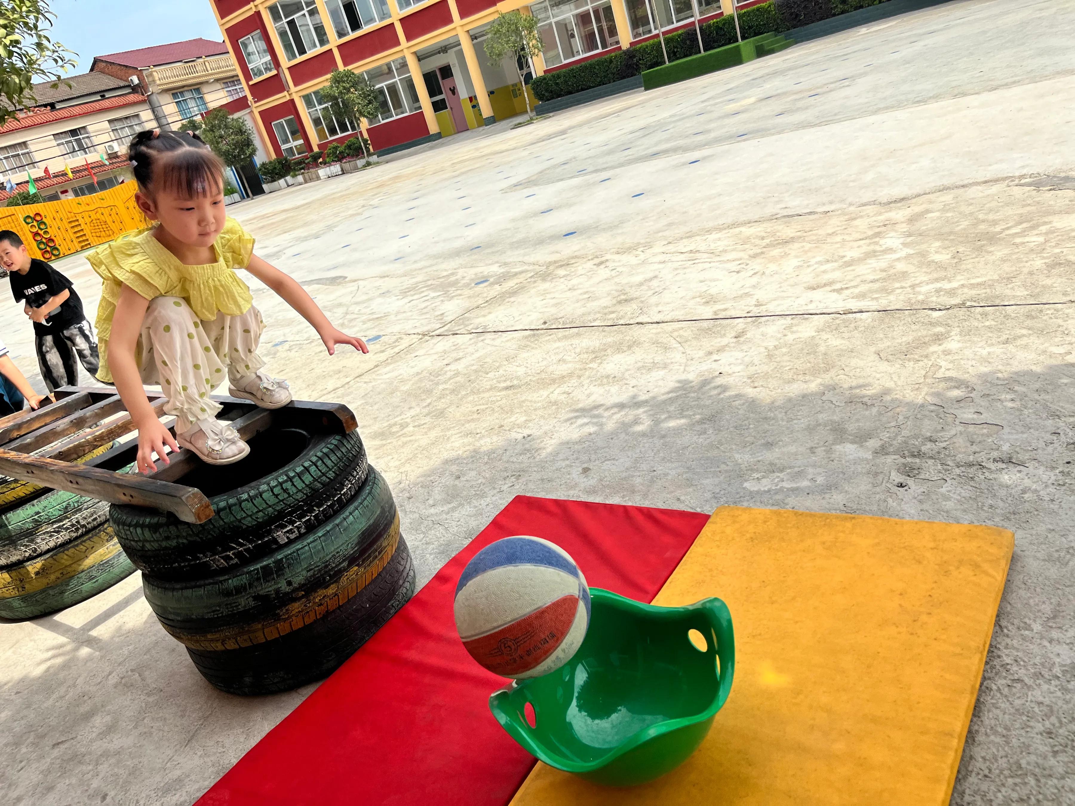 幼儿园室内趣味彩虹布游戏,老虎出洞幼儿园户外游戏