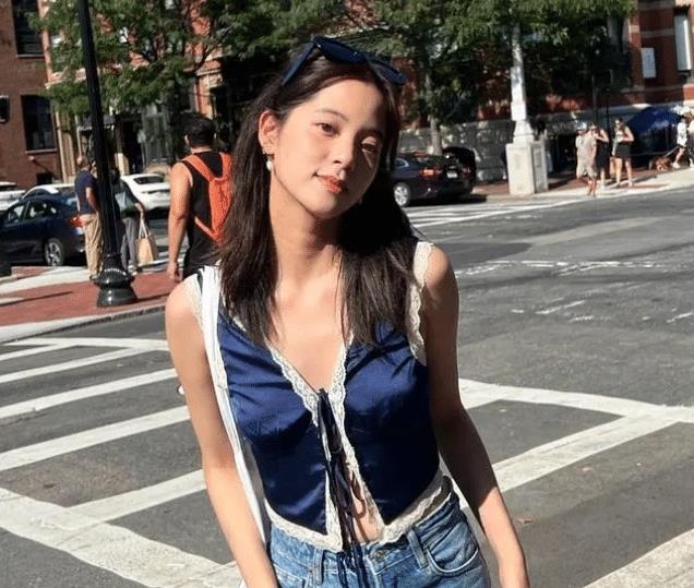 23岁的欧阳娜娜在海滩上穿着内衣露出身材的照片浮出水面。