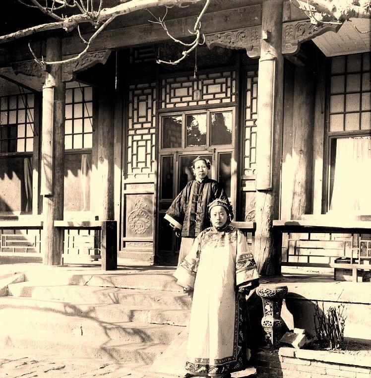 羞耻与痛苦：30张老照片记录纳粹强迫妇女脱衣的残忍场景！