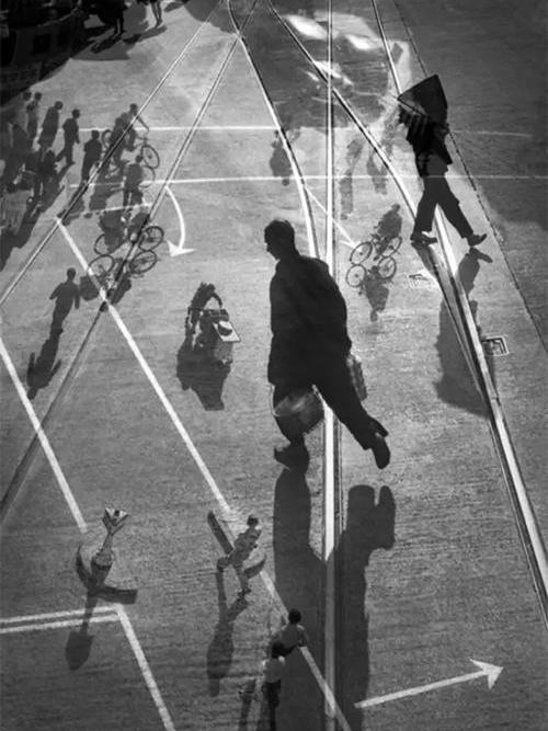 他是华人摄影界传奇，却迫于生计拍三级片…成为“情*电影色**大师”