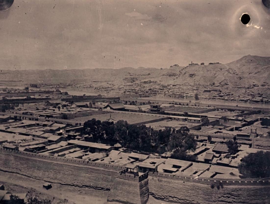 集中营惨状：30张老照片揭示妇女衣不遮体的悲惨命运！