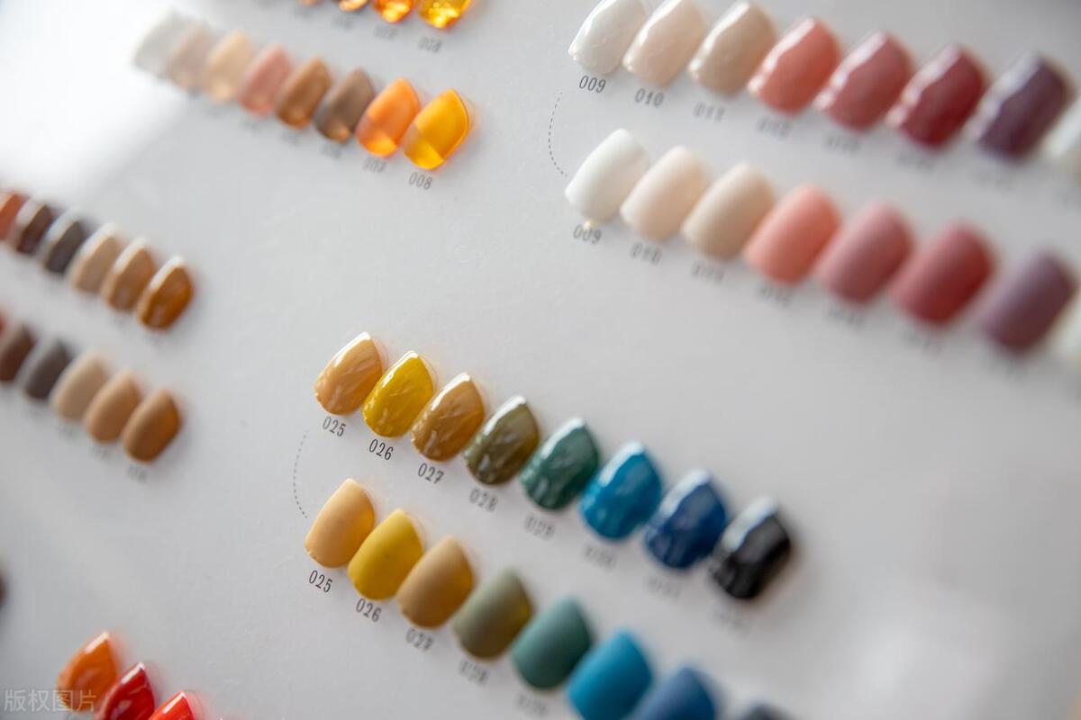 美拉德风2023爆款美甲,2023款秋季显白美甲