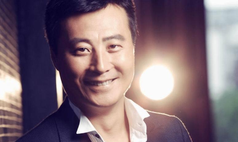 他9块钱娶了老婆住9平米的地下室7年,成名后也坚决不*妻换**