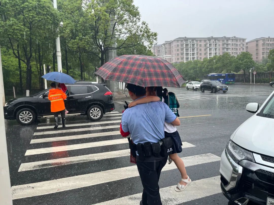 暴雨中最美的背影音乐,暴雨中的最美身影800字