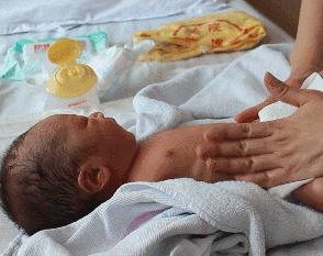 宝宝喝奶后多久才能放床上,新生儿喝完奶多久放床上睡比较好