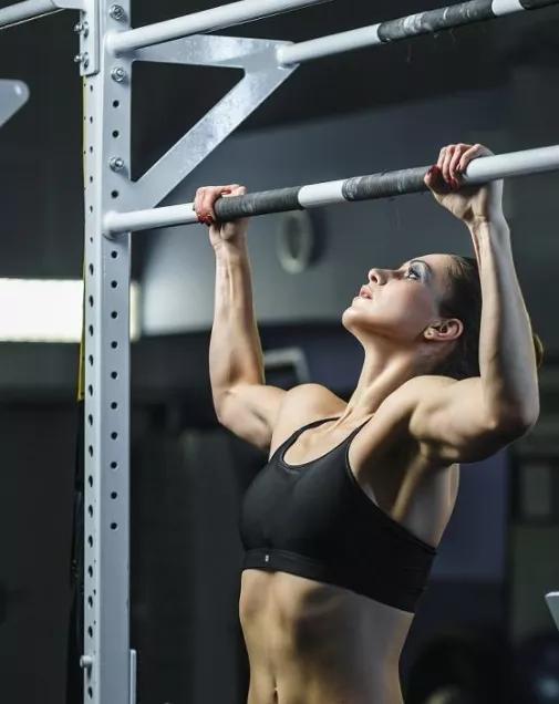 引体向上窄距和宽距哪个更省力,引体向上窄距和宽距哪个简单