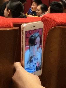 搞笑gif小姐姐这刀玩的真是太溜了,搞笑趣图小姐姐