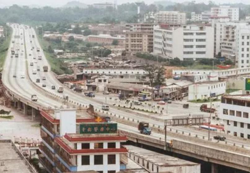 1991年邓公给深圳站题字，为何少写个“站”字？背后深意令人折服