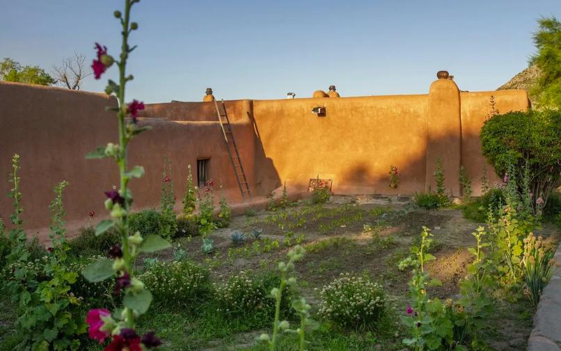 世界知名女画家独居沙漠35年！拒毕加索登门…网友：连家都是艺术