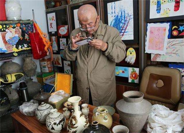 七旬老人50年收藏千万,老人痴迷古玩