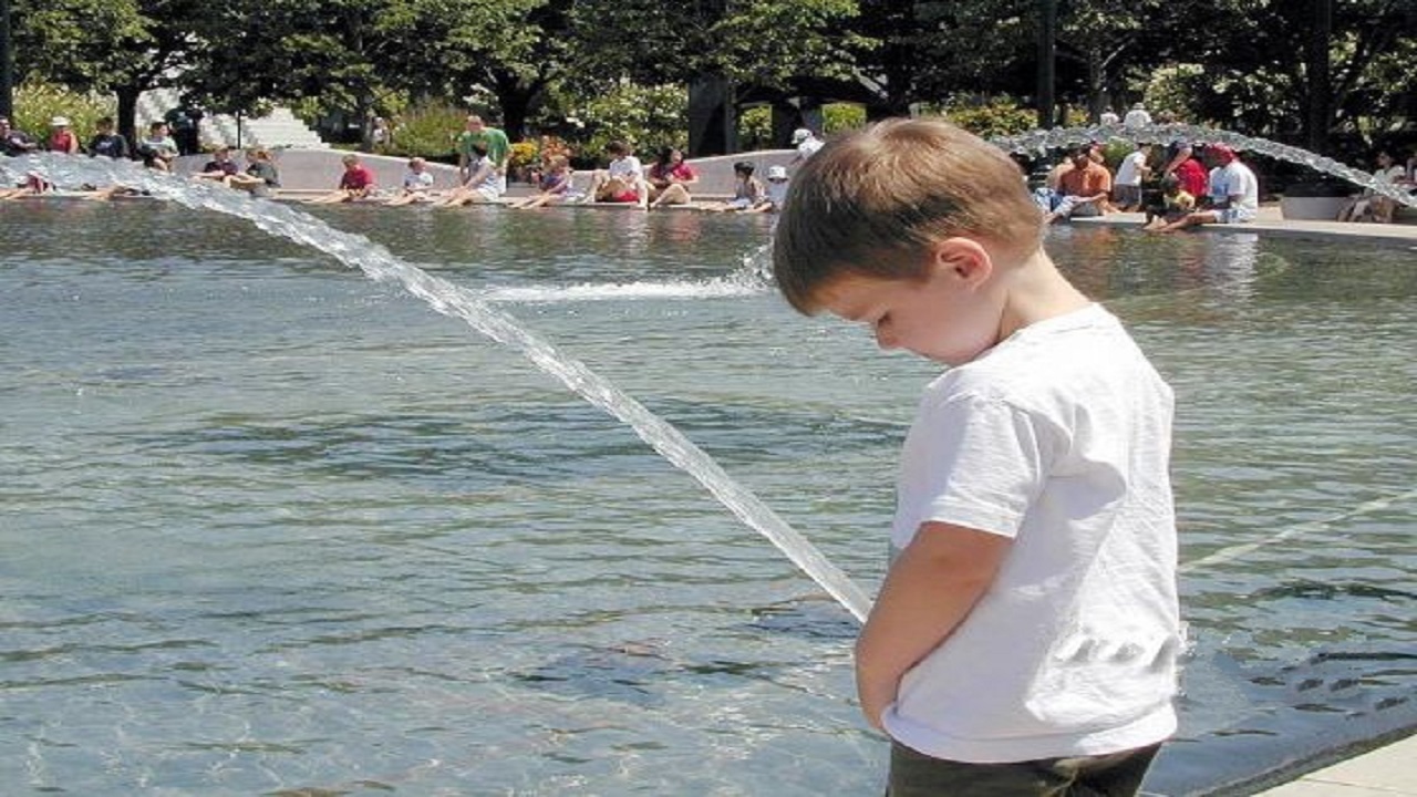 尿液中有大量泡沫是怎么回事,尿液里有不少沉淀物是有病了么