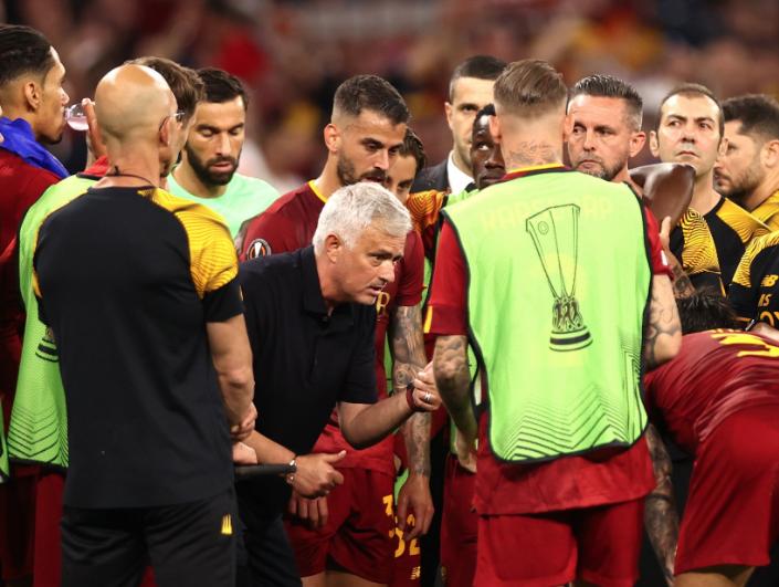 致敬穆帅！施压裁判+单挑对手+2次冷静手势，每1秒都在战斗