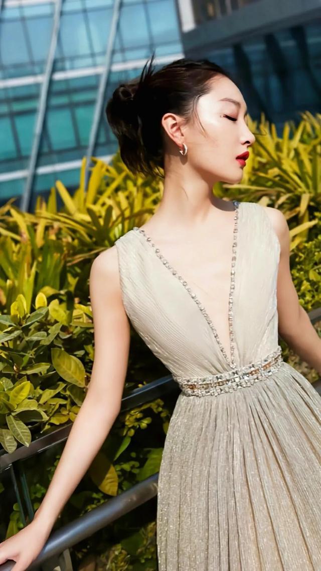 有一种“尴尬”,叫周冬雨玩性感