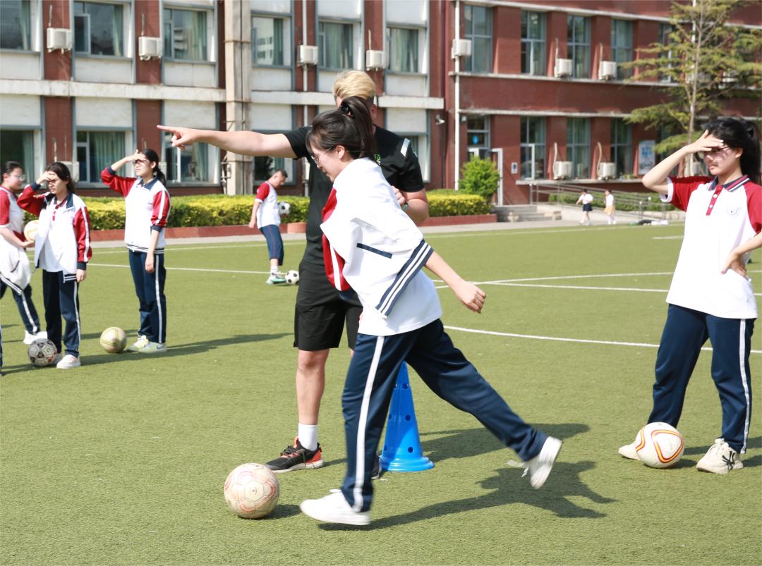 体验足球快乐成长,感受足球魅力弘扬体育精神