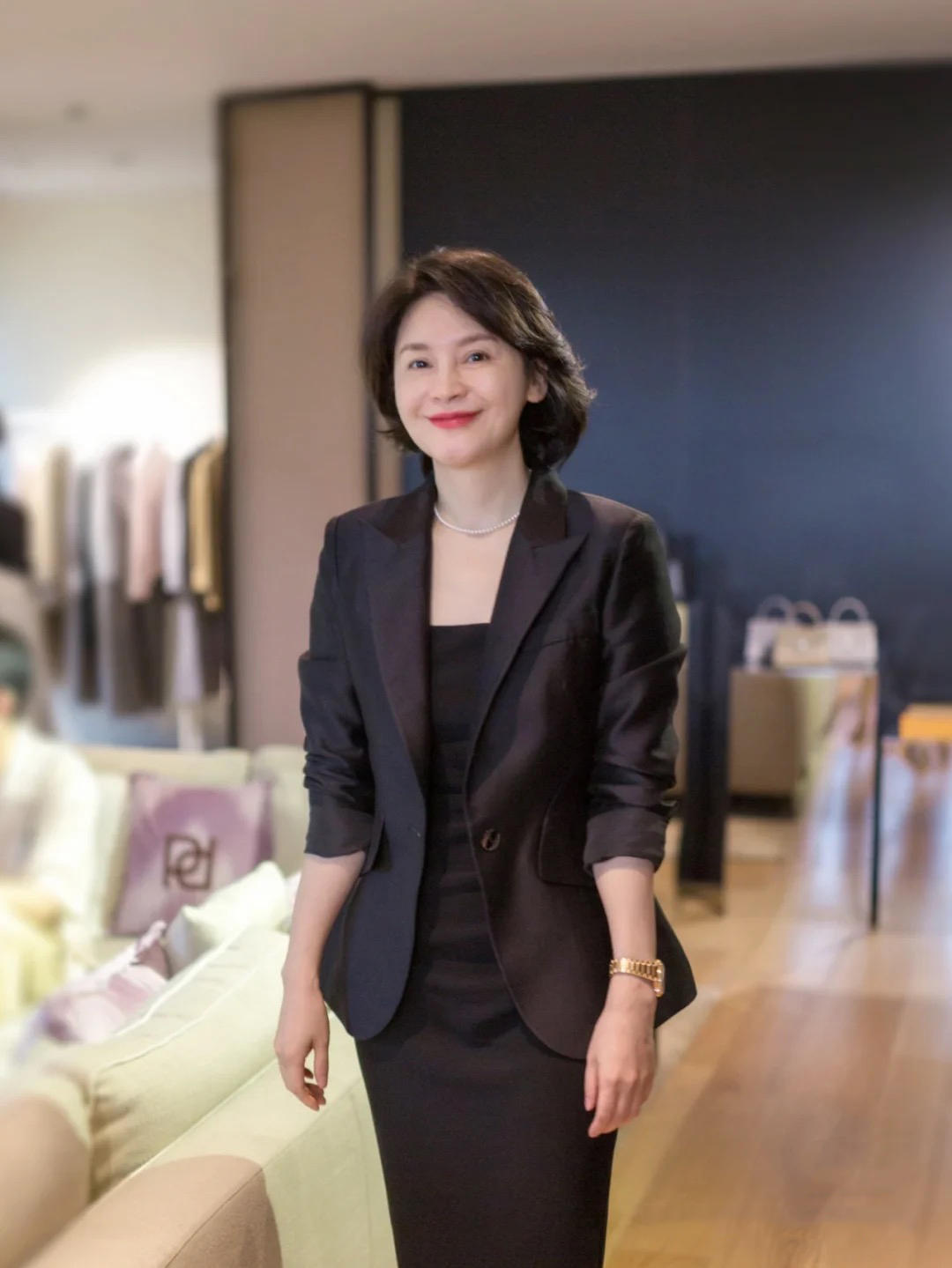 为什么说50+女人穿衣“面料决定价值”？这2种服装很显廉价