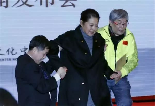 倪萍身残脚瘸永别舞台，臃肿不已