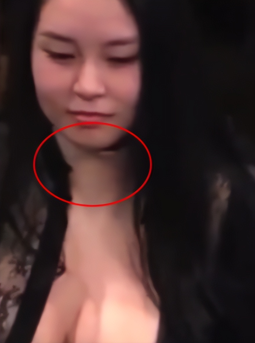 女牌手*点露**干扰对手获胜引争议，结果其实是件假胸紧身衣