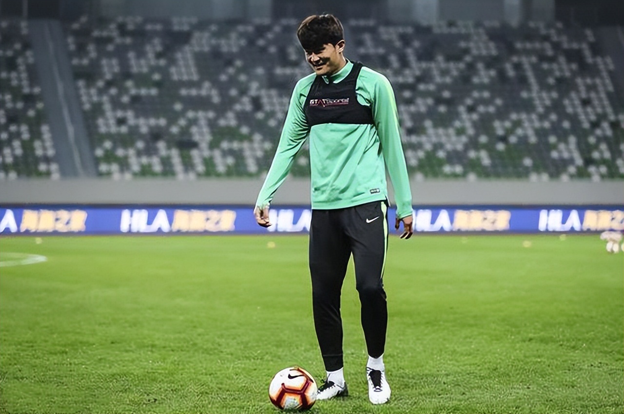 从中超到意甲，韩国后卫两年内急速攀升，用实力打脸国足大佬