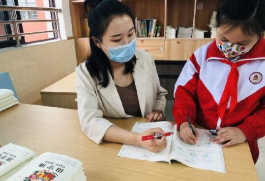 女教师穿2万多的大衣被举报,教师穿两万衣服上课被举报