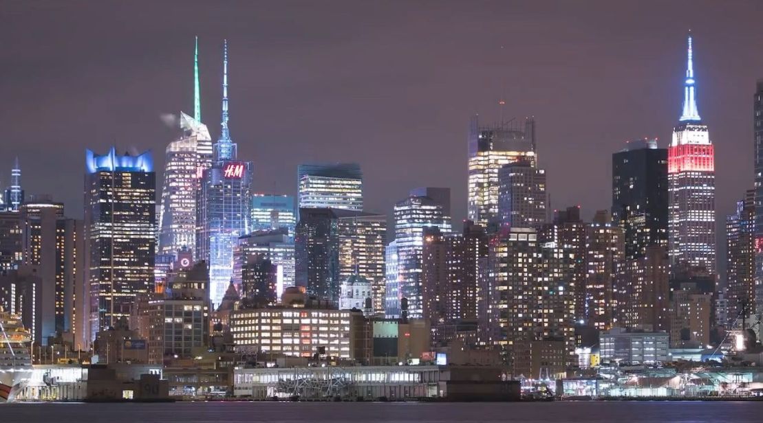 蔡英文专机落地美国，住处却被五星红旗包围